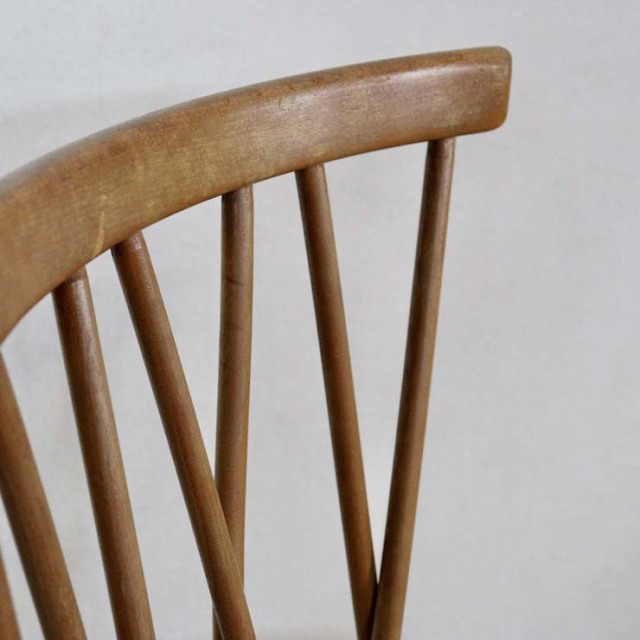 木製のナチュラルブラウンのダイニングチェア、背もたれがクロスになっている、122040a