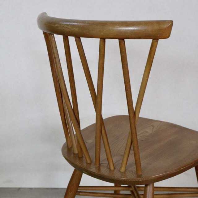 木製のナチュラルブラウンのダイニングチェア、背もたれがクロスになっている、122040a