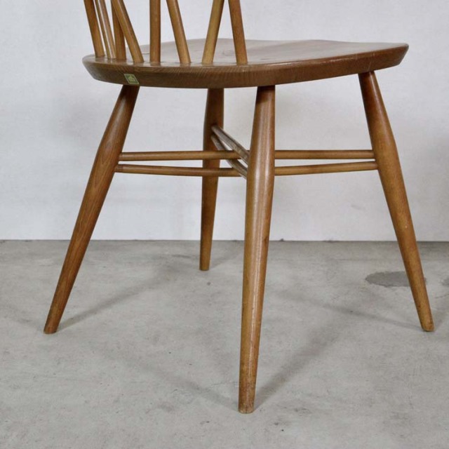 木製のナチュラルブラウンのダイニングチェア、背もたれがクロスになっている、122040a