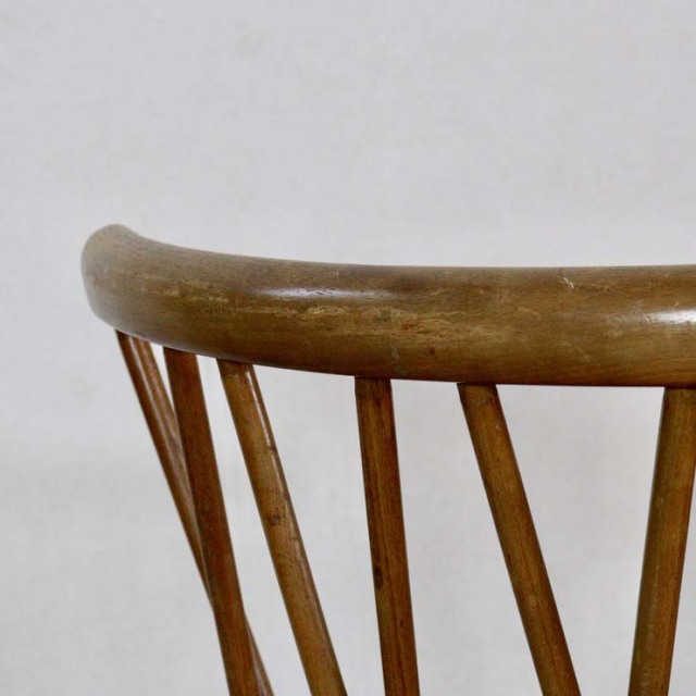 木製のナチュラルブラウンのダイニングチェア、背もたれがクロスになっている、122040a