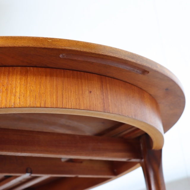 マッキントッシュダイニングテーブル。上質な木目と高級感が魅力のヴィンテージ家具。存在感ある佇まい。