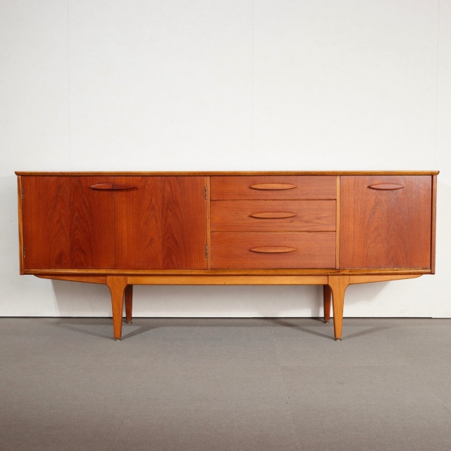 ジェンティークサイドボード。チーク材の深みある艶が印象的なヴィンテージ。価値を感じる仕上がり。