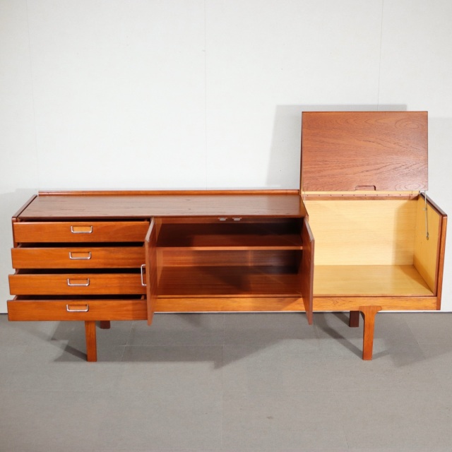 送料込み！ 【ガルルルル～】 MEREDEW 製サイドボード