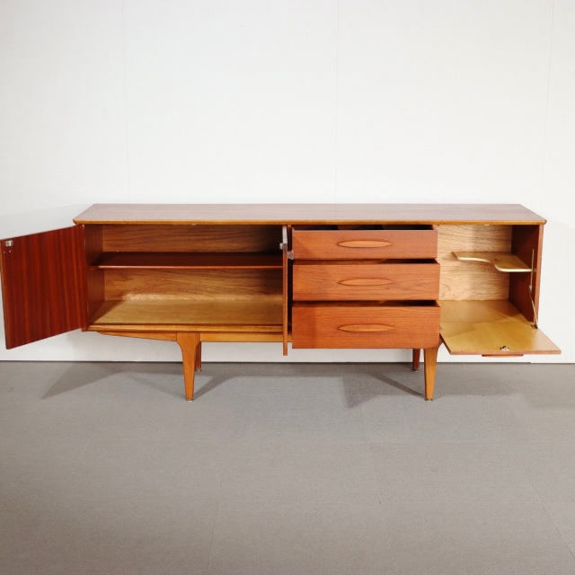 ジェンティークサイドボード。チーク材の深みある艶が印象的なヴィンテージ。価値を感じる仕上がり。