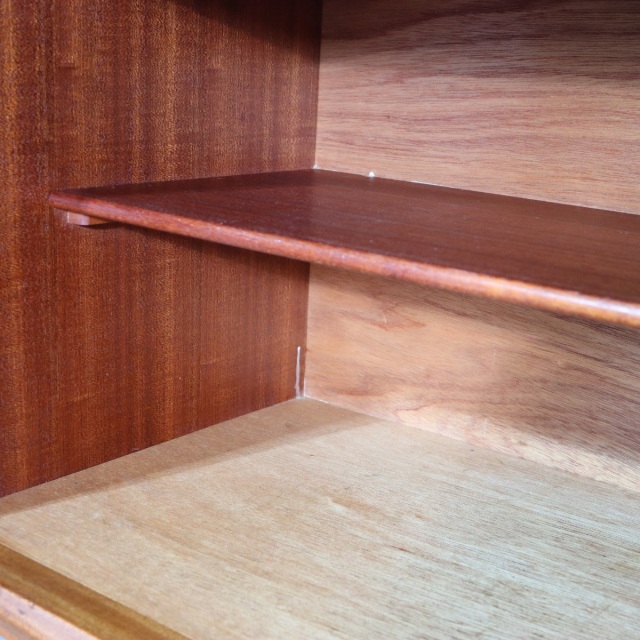 ジェンティークサイドボード。チーク材の深みある艶が印象的なヴィンテージ。価値を感じる仕上がり。