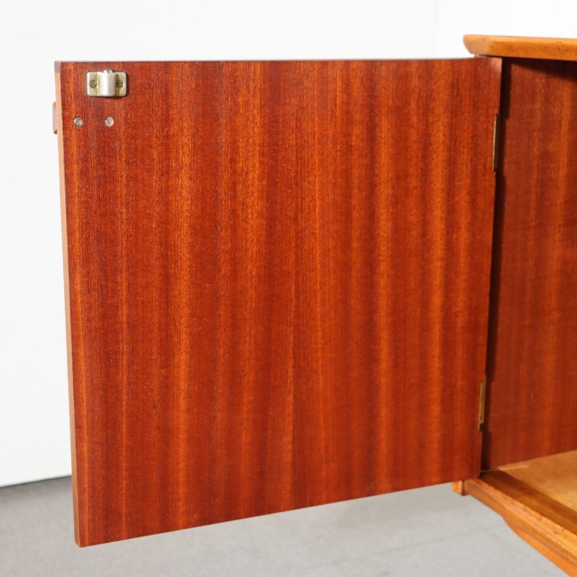 ジェンティークサイドボード。チーク材の深みある艶が印象的なヴィンテージ。価値を感じる仕上がり。