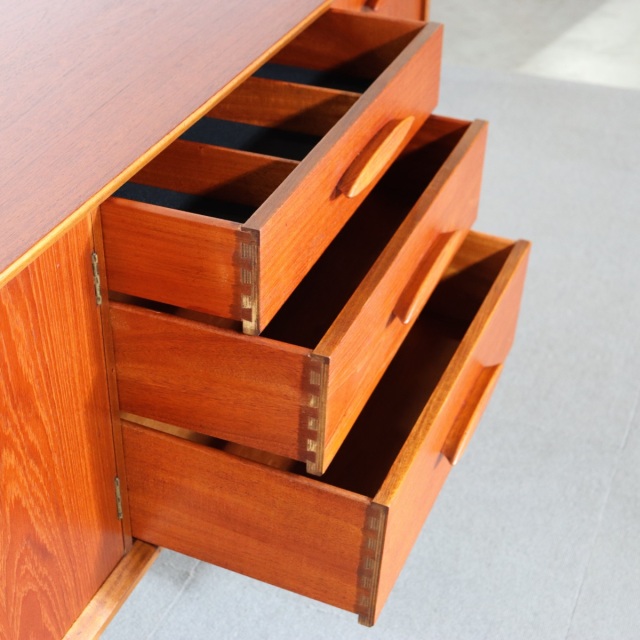 ジェンティークサイドボード。チーク材の深みある艶が印象的なヴィンテージ。価値を感じる仕上がり。