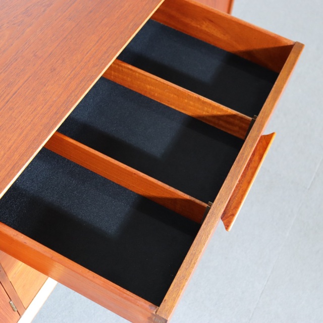 ジェンティークサイドボード。チーク材の深みある艶が印象的なヴィンテージ。価値を感じる仕上がり。