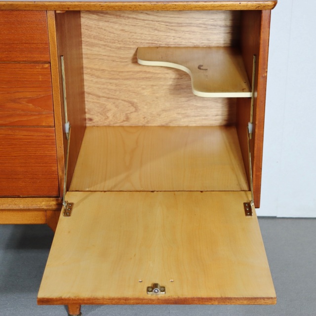 ジェンティークサイドボード。チーク材の深みある艶が印象的なヴィンテージ。価値を感じる仕上がり。