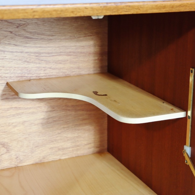 ジェンティークサイドボード。チーク材の深みある艶が印象的なヴィンテージ。価値を感じる仕上がり。