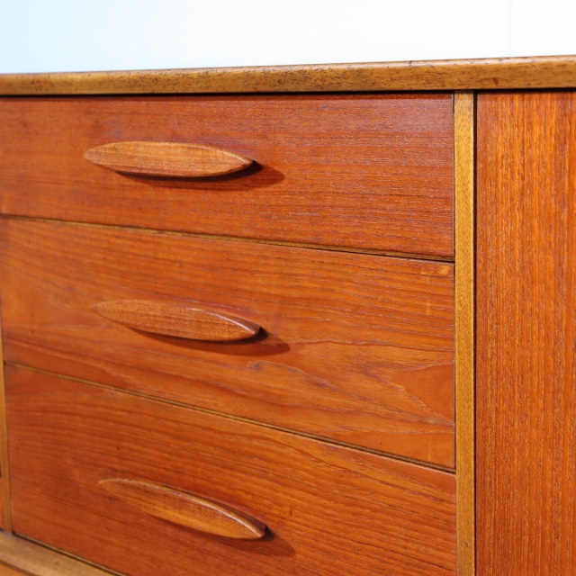 ジェンティークサイドボード。チーク材の深みある艶が印象的なヴィンテージ。価値を感じる仕上がり。