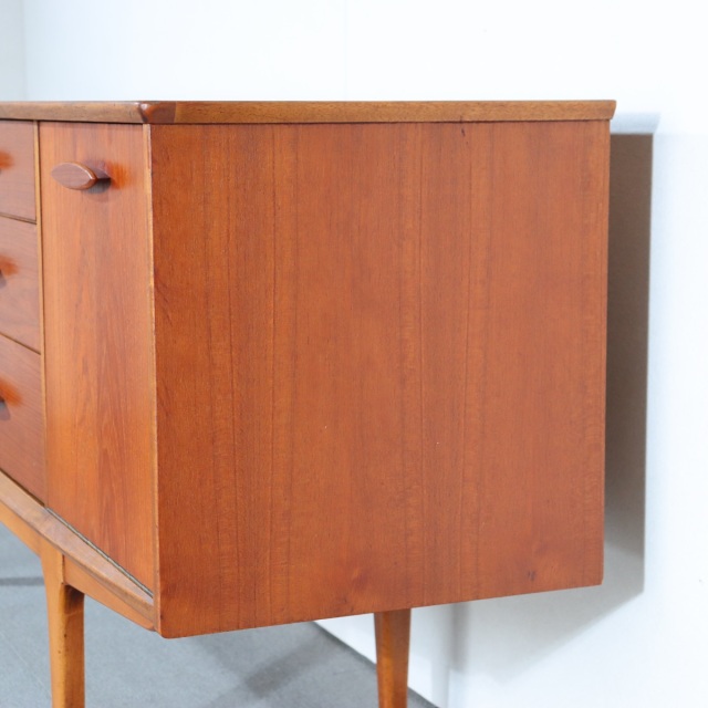 ジェンティークサイドボード。チーク材の深みある艶が印象的なヴィンテージ。価値を感じる仕上がり。