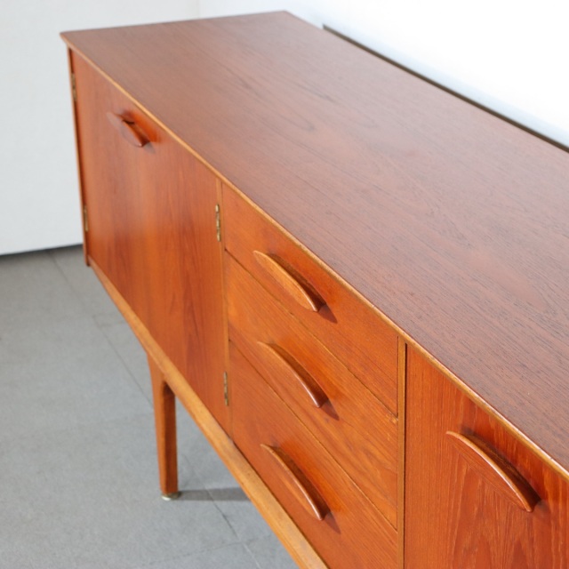 ジェンティークサイドボード。チーク材の深みある艶が印象的なヴィンテージ。価値を感じる仕上がり。