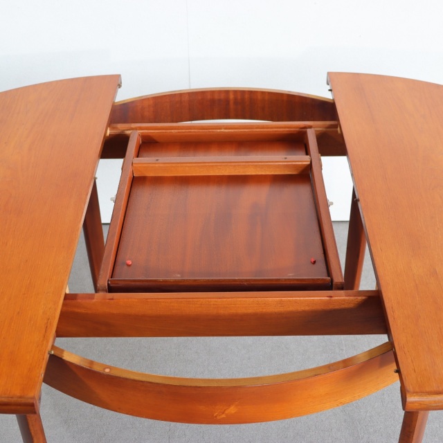 EONのダイニングテーブル