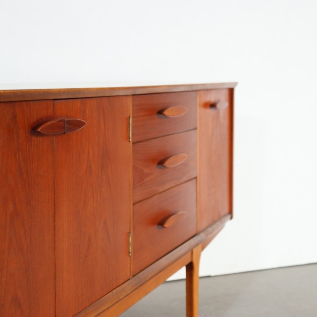 ジェンティークサイドボード。チーク材の深みある艶が印象的なヴィンテージ。価値を感じる仕上がり。