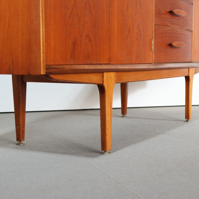 ジェンティークサイドボード。チーク材の深みある艶が印象的なヴィンテージ。価値を感じる仕上がり。