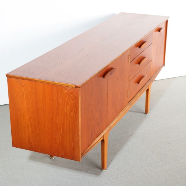 ジェンティークサイドボード。チーク材の深みある艶が印象的なヴィンテージ。価値を感じる仕上がり。