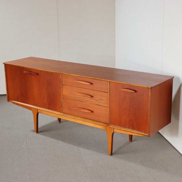 ジェンティークサイドボード。チーク材の深みある艶が印象的なヴィンテージ。価値を感じる仕上がり。