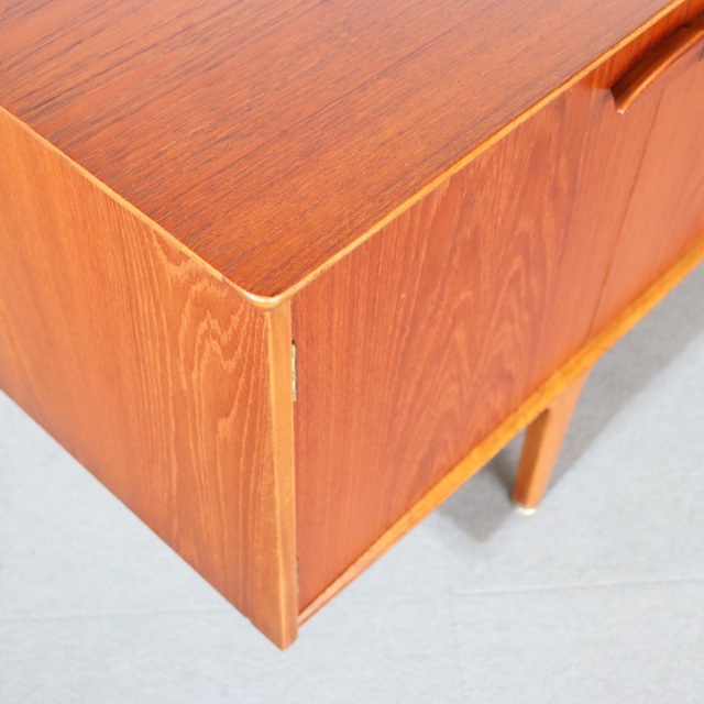 ジェンティークサイドボード。チーク材の深みある艶が印象的なヴィンテージ。価値を感じる仕上がり。