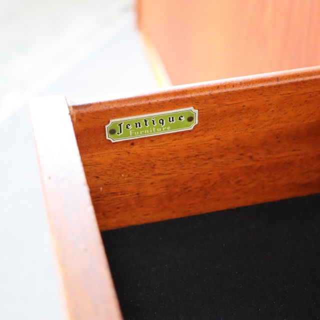 ジェンティークサイドボード。チーク材の深みある艶が印象的なヴィンテージ。価値を感じる仕上がり。