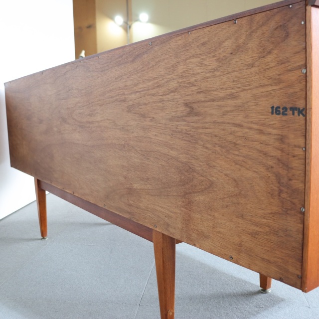 ジェンティークサイドボード。チーク材の深みある艶が印象的なヴィンテージ。価値を感じる仕上がり。