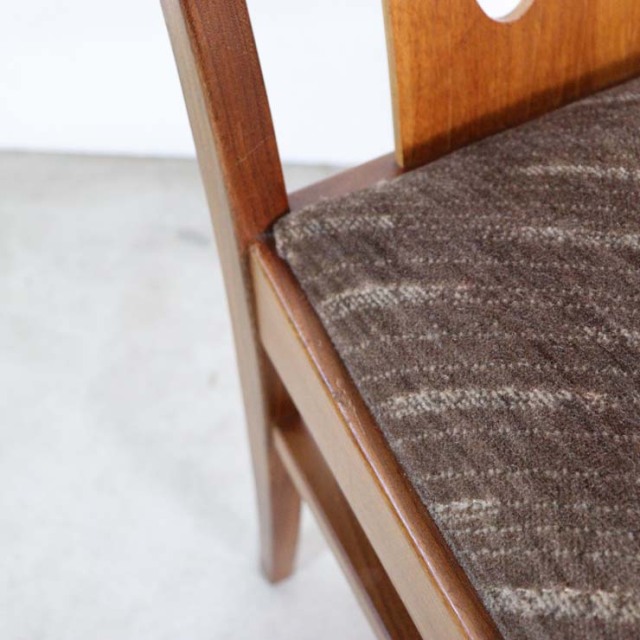 木製のヴィンテージダイニングチェア、茶色、座面はウール、022024a