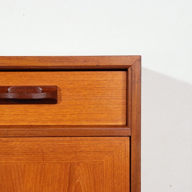 ジープランG-PLANキャビネット。チーク材の穏やかな表情が印象的な北欧ヴィンテージ。静かな一台。