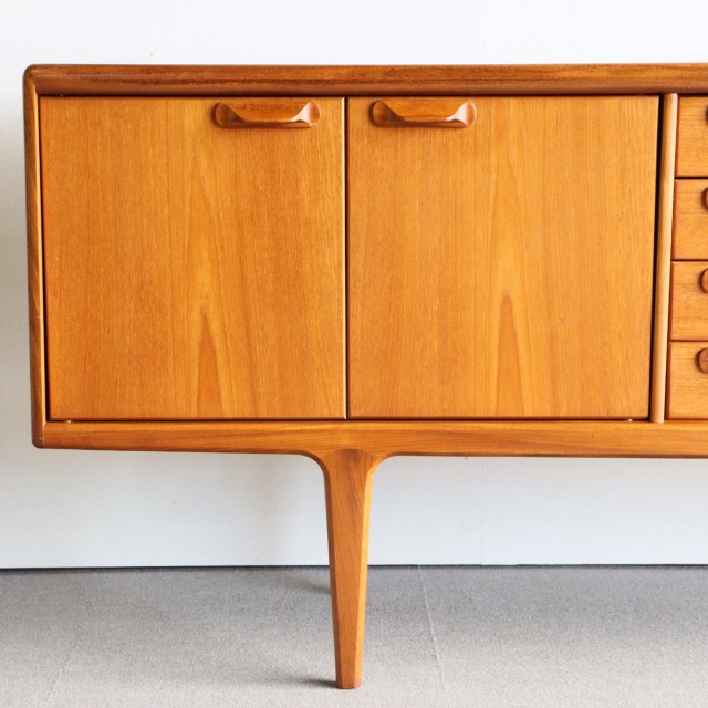 ヤンガーYOUNGERのサイドボード