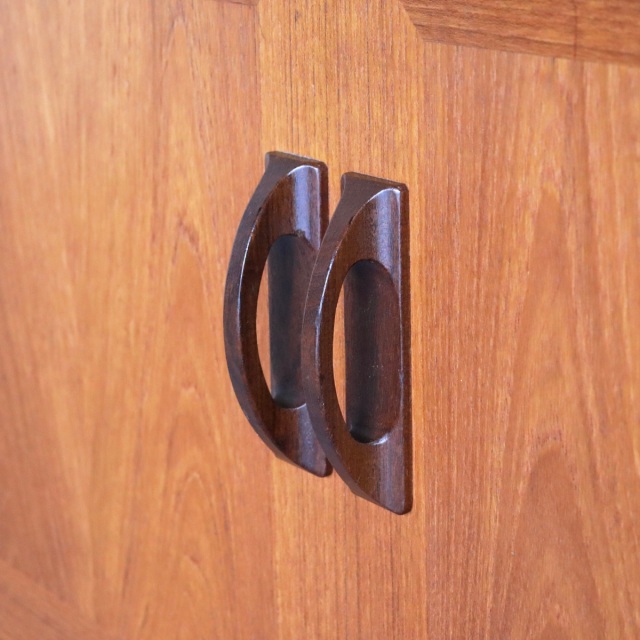 ジープランG-PLANキャビネット。チーク材の穏やかな表情が印象的な北欧ヴィンテージ。静かな一台。