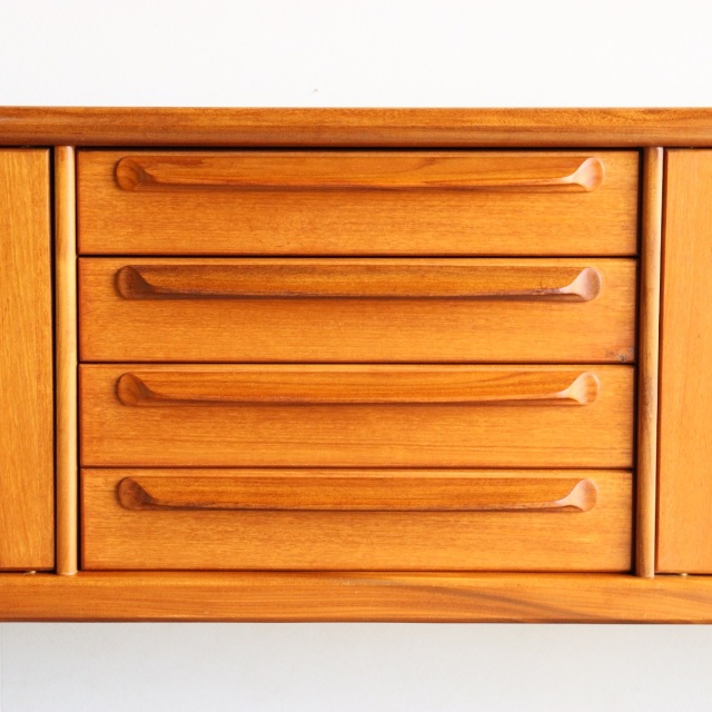 ヤンガーYOUNGERのサイドボード