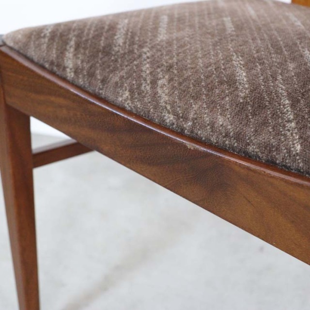 木製のヴィンテージダイニングチェア、茶色、座面はウール、022024c