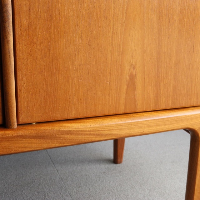 ヤンガーYOUNGERのサイドボード