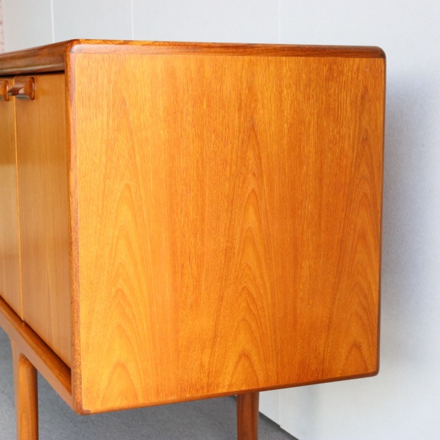 ヤンガーYOUNGERのサイドボード