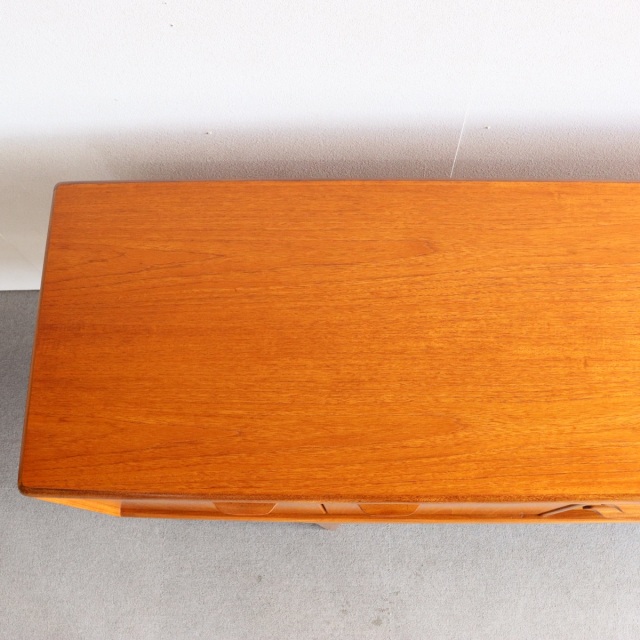 ヤンガーYOUNGERのサイドボード