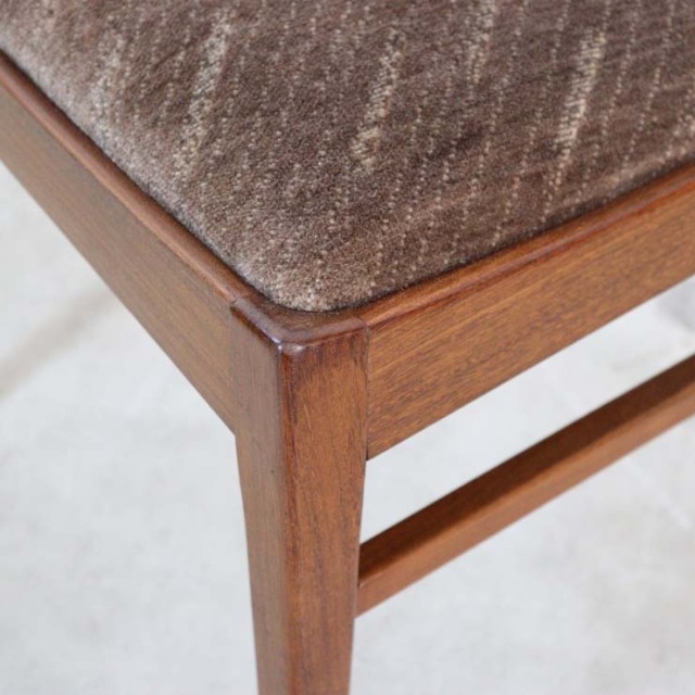 木製のヴィンテージダイニングチェア、茶色、座面はウール、022024d