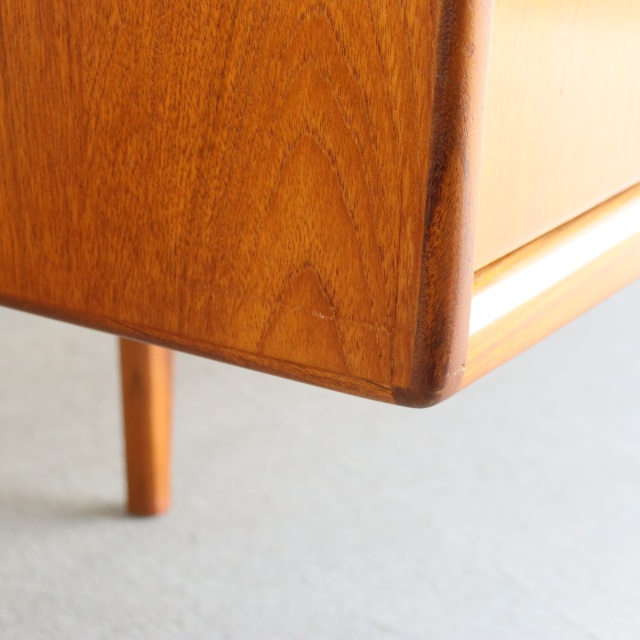 ヤンガーYOUNGERのサイドボード