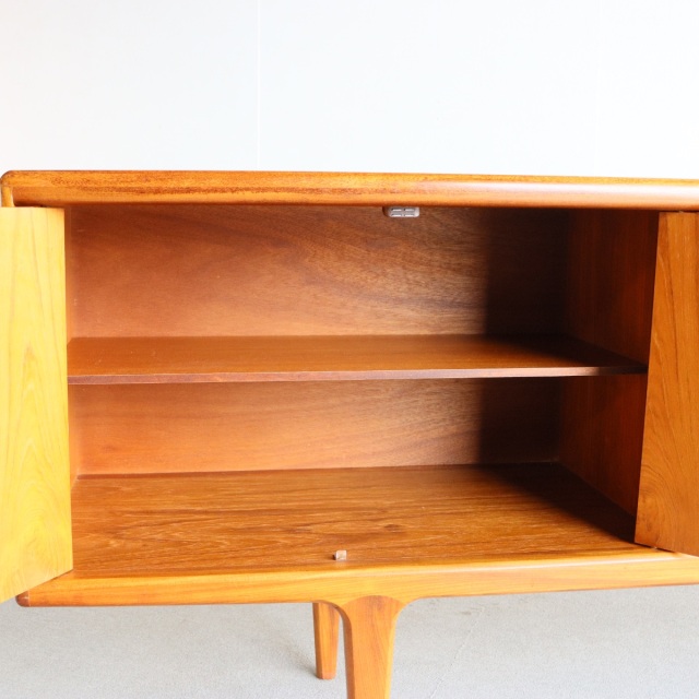 ヤンガーYOUNGERのサイドボード