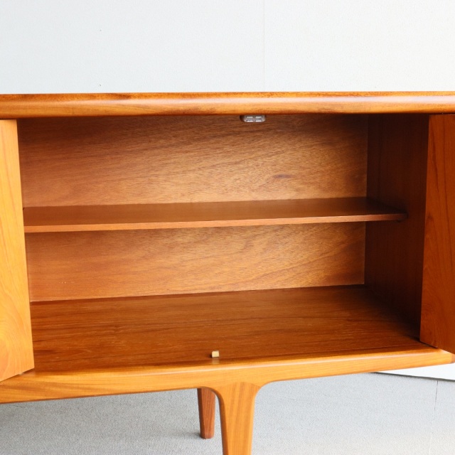 ヤンガーYOUNGERのサイドボード