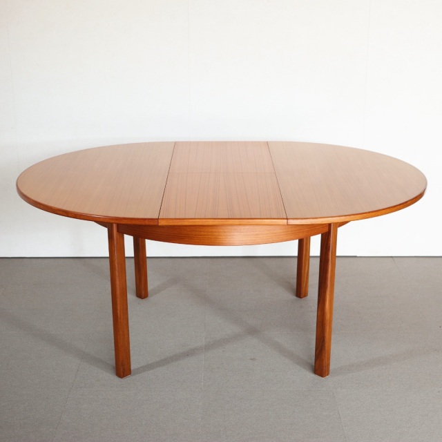 ミーハーな小僧のためのオーセンティックな一品】 ラウンドダイニング