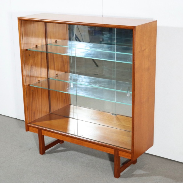 ターニッジTURNIDGEキャビネット。木の温度を感じるチーク材北欧ヴィンテージ。自然な美しさが光る。