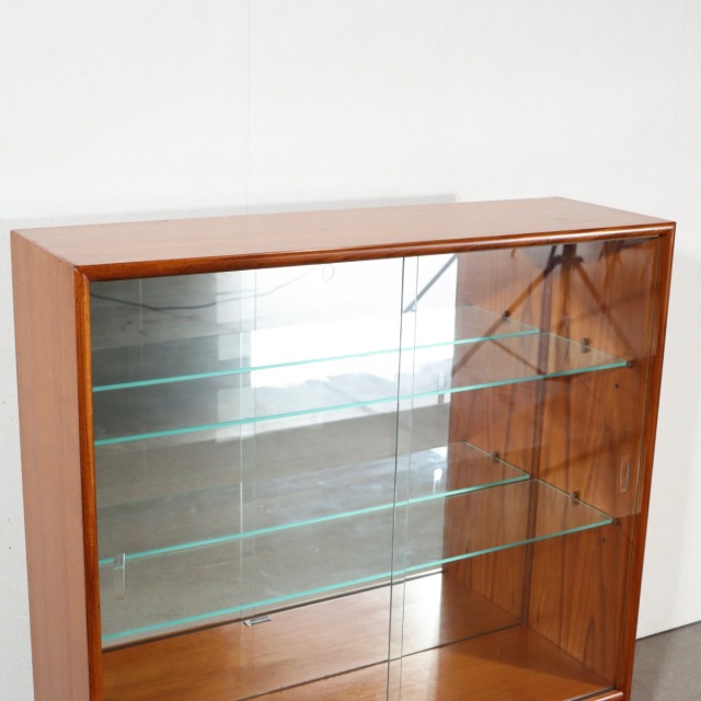 ターニッジTURNIDGEキャビネット。木の温度を感じるチーク材北欧ヴィンテージ。自然な美しさが光る。