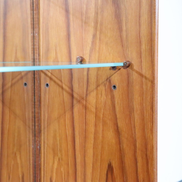 ターニッジTURNIDGEキャビネット。木の温度を感じるチーク材北欧ヴィンテージ。自然な美しさが光る。