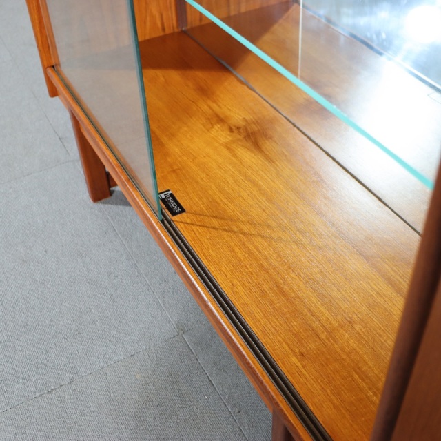 ターニッジTURNIDGEキャビネット。木の温度を感じるチーク材北欧ヴィンテージ。自然な美しさが光る。