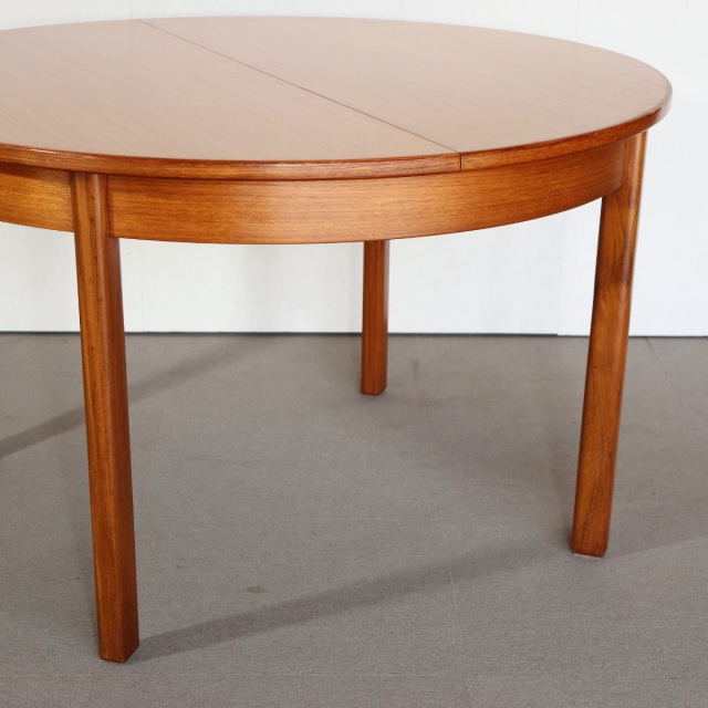 ミーハーな小僧のためのオーセンティックな一品】 ラウンドダイニング