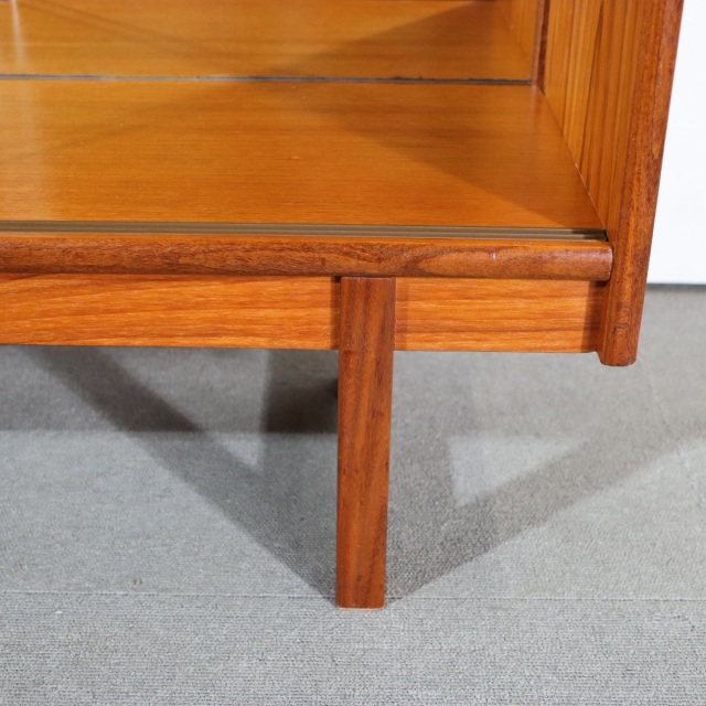 ターニッジTURNIDGEキャビネット。木の温度を感じるチーク材北欧ヴィンテージ。自然な美しさが光る。