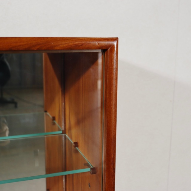 ターニッジTURNIDGEキャビネット。木の温度を感じるチーク材北欧ヴィンテージ。自然な美しさが光る。