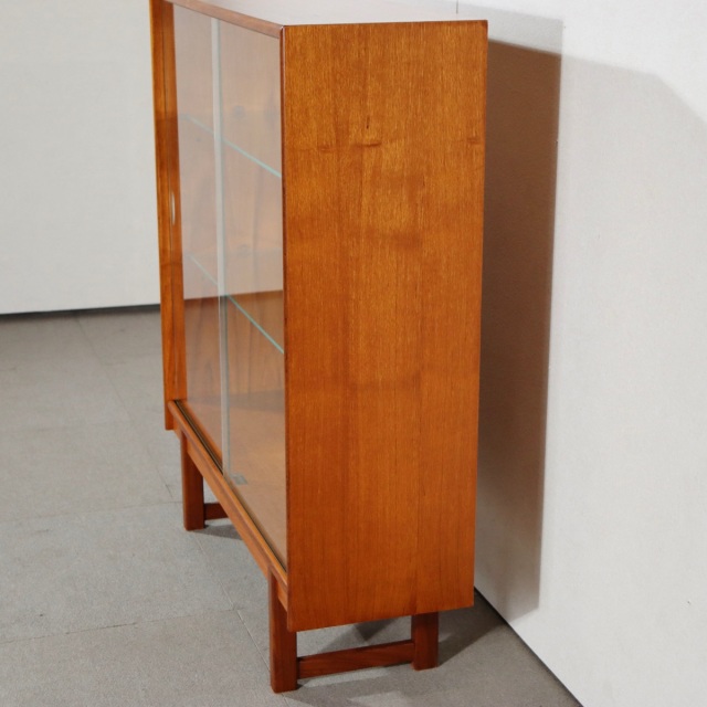 ターニッジTURNIDGEキャビネット。木の温度を感じるチーク材北欧ヴィンテージ。自然な美しさが光る。