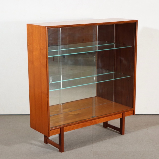 ターニッジTURNIDGEキャビネット。木の温度を感じるチーク材北欧ヴィンテージ。自然な美しさが光る。