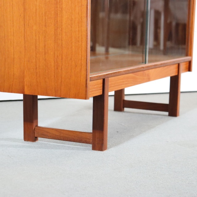 ターニッジTURNIDGEキャビネット。木の温度を感じるチーク材北欧ヴィンテージ。自然な美しさが光る。