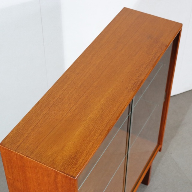 ターニッジTURNIDGEキャビネット。木の温度を感じるチーク材北欧ヴィンテージ。自然な美しさが光る。